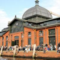 2729_9129 Fischauktionshalle in Hamburg Altona - Eingang an der Wasserseite - Fischmarktbesucher. | 